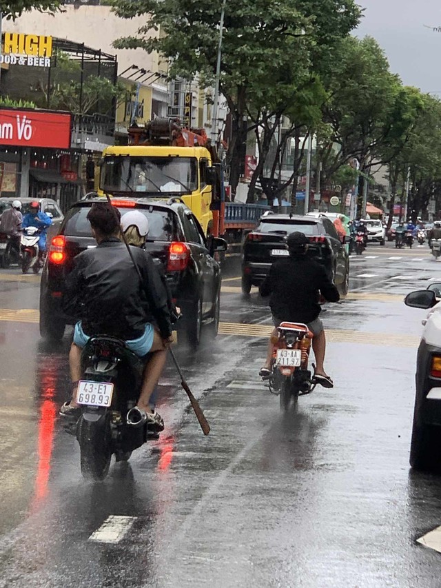 Triệu tập 3 thiếu niên vác đao diễu phố, truy sát đối thủ - Ảnh 1. Triệu tập 3 thiếu niên vác đao diễu phố, truy sát đối thủ - Ảnh 1.