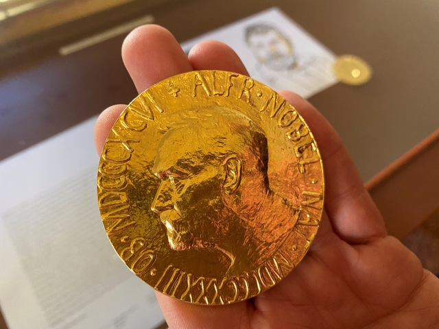 Giải Nobel Hóa học được trao công nghệ chấm lượng tử - Ảnh 1. Giải Nobel Hóa học được trao công nghệ chấm lượng tử - Ảnh 1.