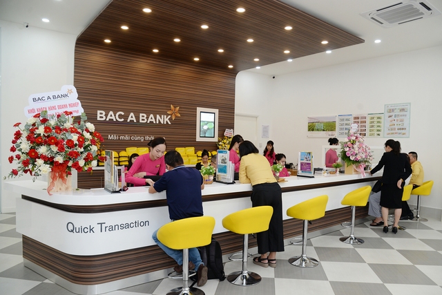 Khách hàng giao dịch tại BAC A BANK Chi nhánh Cà Mau trong ngày khai trương Khách hàng giao dịch tại BAC A BANK Chi nhánh Cà Mau trong ngày khai trương