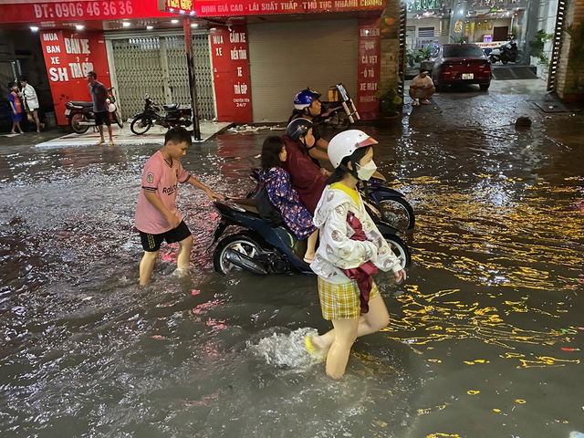 Trời se lạnh, mưa lớn kéo dài, coi chừng gặp bệnh - Ảnh 1.