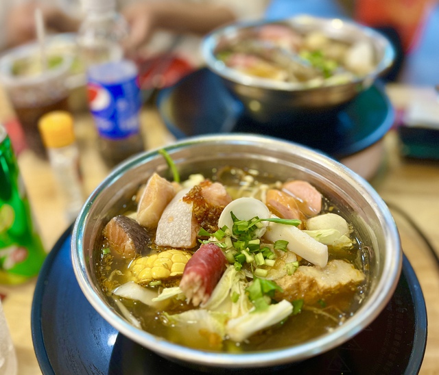 Thời tiết TP.HCM se lạnh về đêm, bạn trẻ rủ nhau đi ăn lẩu 'cô đơn' - Ảnh 3. Thời tiết TP.HCM se lạnh về đêm, bạn trẻ rủ nhau đi ăn lẩu 'cô đơn' - Ảnh 3.