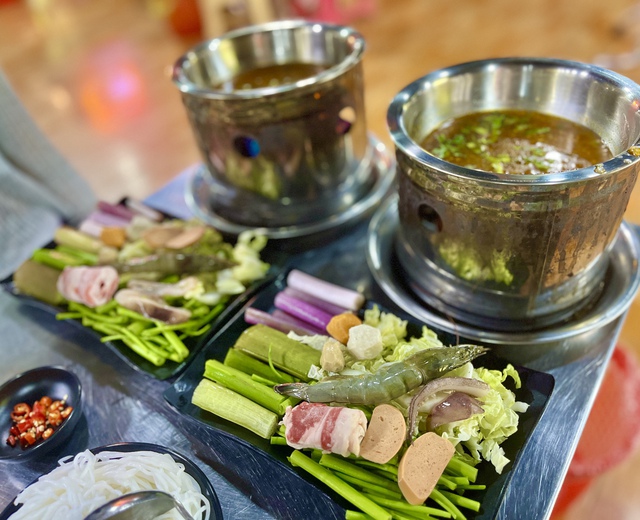 Thời tiết TP.HCM se lạnh về đêm, bạn trẻ rủ nhau đi ăn lẩu 'cô đơn' - Ảnh 2. Thời tiết TP.HCM se lạnh về đêm, bạn trẻ rủ nhau đi ăn lẩu 'cô đơn' - Ảnh 2.
