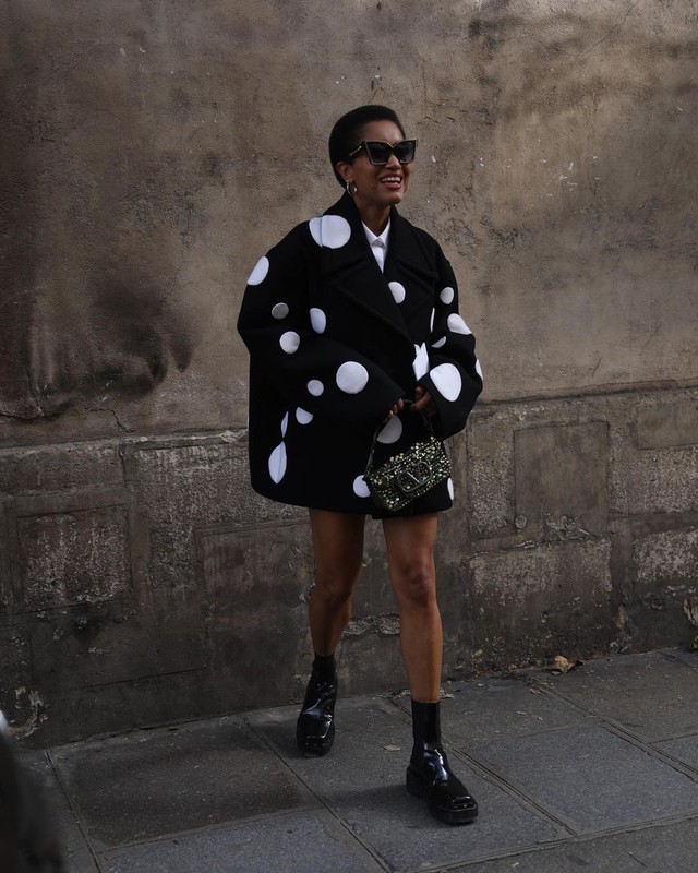 Trào lưu diện áo khoác oversized càn quét làng thời trang - Ảnh 7. Trào lưu diện áo khoác oversized càn quét làng thời trang - Ảnh 7.