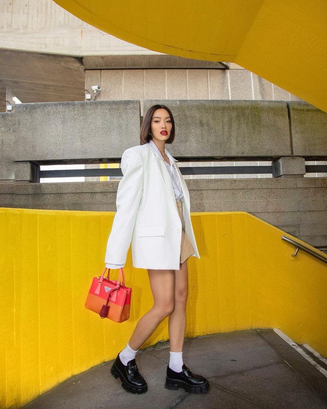 Trào lưu diện áo khoác oversized càn quét làng thời trang - Ảnh 5. Trào lưu diện áo khoác oversized càn quét làng thời trang - Ảnh 5.