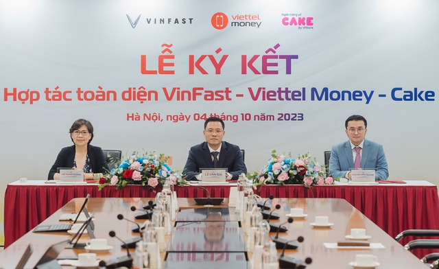 Từ trái qua: Bà Hồ Thanh Hương - TGĐ Công ty VinFast Việt Nam; ông Lê Văn Đại, TGĐ Công ty Dịch vụ số Viettel; ông Nguyễn Hữu Quang, TGĐ Ngân hàng số Cake by VPBank tại lễ ký kết hợp tác chiến lược ba bên Từ trái qua: Bà Hồ Thanh Hương - TGĐ Công ty VinFast Việt Nam; ông Lê Văn Đại, TGĐ Công ty Dịch vụ số Viettel; ông Nguyễn Hữu Quang, TGĐ Ngân hàng số Cake by VPBank tại lễ ký kết hợp tác chiến lược ba bên