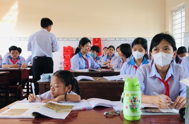 Người bà miền Tây đưa cháu nội bệnh xương thủy tinh đến trường bằng chiếc rổ - Ảnh 5. Người bà miền Tây đưa cháu nội bệnh xương thủy tinh đến trường bằng chiếc rổ - Ảnh 5.