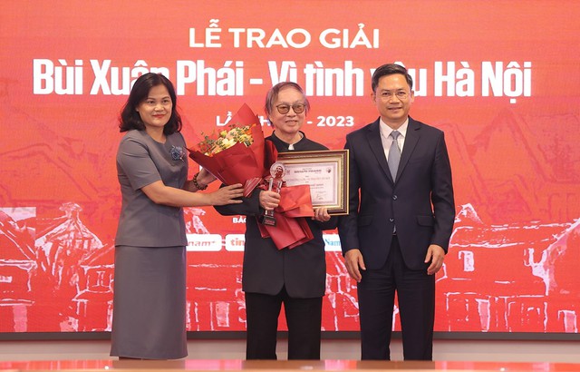 Đạo diễn Đặng Nhật Minh nhận giải quan trọng nhất giải thưởng Bùi Xuân Phái   - Ảnh 1.