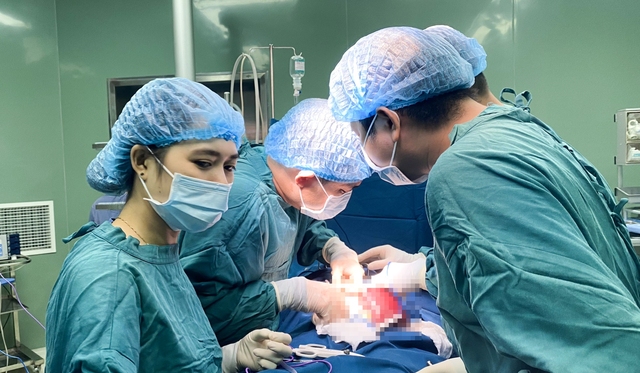 Kịp thời mổ cấp cứu cho bé trai 8 tuổi bị vỡ lách do ngã xe đạp - Ảnh 1. Kịp thời mổ cấp cứu cho bé trai 8 tuổi bị vỡ lách do ngã xe đạp - Ảnh 1.