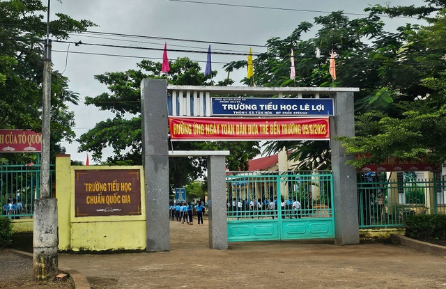 Vụ điều chuyển giáo viên tiếng Anh ở Đắk Lắk: Phê bình Trưởng phòng Nội vụ huyện - Ảnh 1.