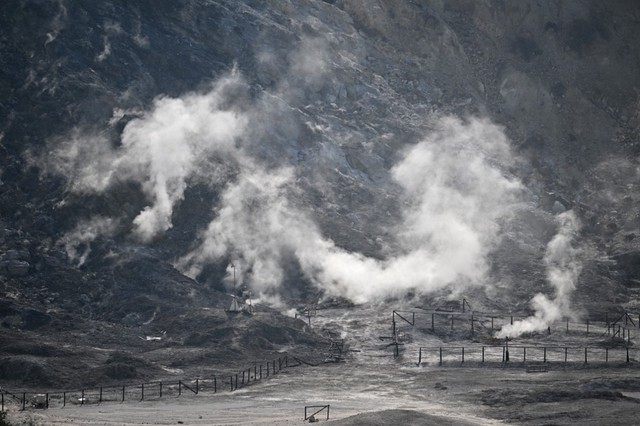 Động đất hơn 1.100 lần gần siêu núi lửa, Ý chuẩn bị sơ tán lớn - Ảnh 1.