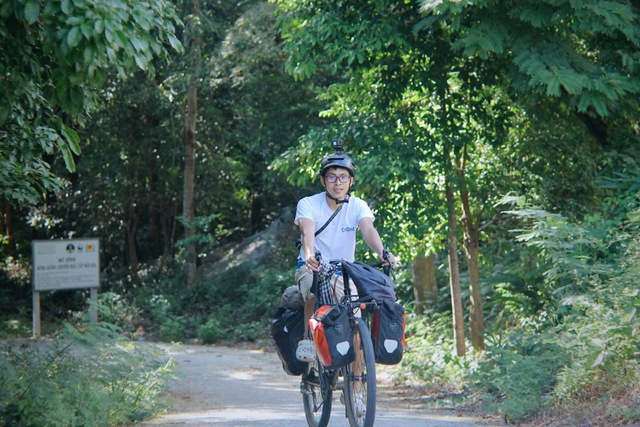 Chàng trai đạp xe gom rác xuyên Việt - Ảnh 1.
