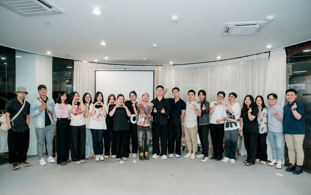 Khách tham dự talkshow sáng tạo du lịch "Bản sắc bắt đầu từ bản ngã" chụp ảnh cùng diễn giả và ban tổ chức (Ảnh do TravelSig+ cung cấp) Khách tham dự talkshow sáng tạo du lịch "Bản sắc bắt đầu từ bản ngã" chụp ảnh cùng diễn giả và ban tổ chức (Ảnh do TravelSig+ cung cấp)