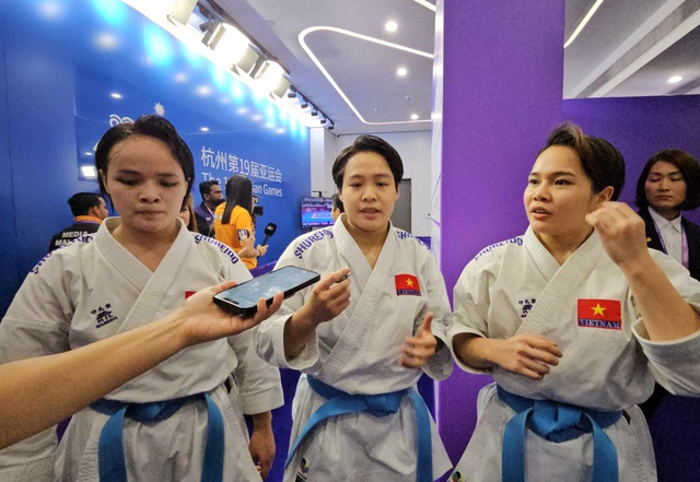 Karate đồng đội nữ đoạt HCV ASIAD 19: Vỡ òa niềm vui - Ảnh 2.