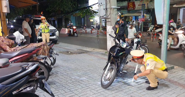 Tiền Giang: Bị kiểm tra nồng độ cồn, người đàn ông cầm bật lửa, rút ống xăng - Ảnh 2.