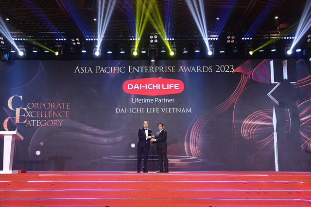 Ông Takahiro Mizukami - Giám đốc Kiểm soát Nội bộ, Dai-ichi Life Việt Nam (phải) nhận giải thưởng &quot;Doanh nghiệp xuất sắc châu Á&quot; (Corporate Excellence Award)