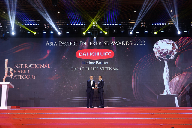 Ông Trần Châu Danh - Tổng Giám đốc Công ty Quản lý Quỹ Dai-ichi Life Việt Nam (phải) nhận giải thưởng &quot;Thương hiệu truyền cảm hứng&quot; (Inspirational Brand Award)