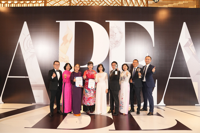 Các thành viên Ban Giám đốc Dai-ichi Life Việt Nam tại Lễ trao giải Asia Pacific Enterprise Awards 2023