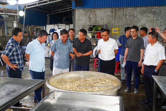 Chủ tịch thành phố Hải Phòng kiểm tra phát hiện nhiều sai phạm đất đai - Ảnh 2. Chủ tịch thành phố Hải Phòng kiểm tra phát hiện nhiều sai phạm đất đai - Ảnh 2.