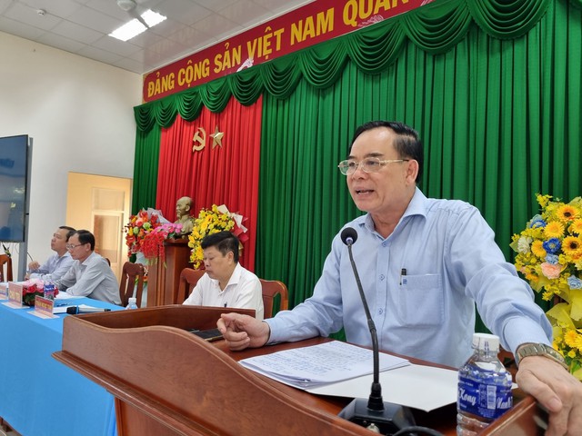 Chủ tịch UBND tỉnh Bến Tre đối thoại với dân xung quanh bãi rác An Hiệp - Ảnh 1.