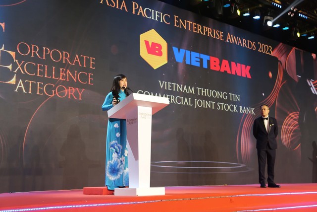 Các Lãnh đạo Vietbank tham dự buổi lễ trao thưởng. Từ trái qua: Bà Trần Tuấn Anh - Tổng Giám đốc Vietbank, Ông Dương Nhất Nguyên - Chủ tịch HĐQT Vietbank, ông Nguyễn Hữu Trung - Phó Chủ tịch HĐQT Vietbank.