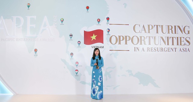 Bà Trần Tuấn Anh - Tổng Giám đốc, đại diện Vietbank nhận giải thưởng “Doanh nghiệp xuất sắc Châu Á 2023”.