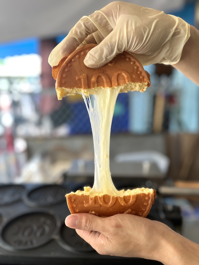 Bánh đồng xu có gì ngon mà bạn trẻ xếp hàng dài đợi mua? - Ảnh 2. Bánh đồng xu có gì ngon mà bạn trẻ xếp hàng dài đợi mua? - Ảnh 2.