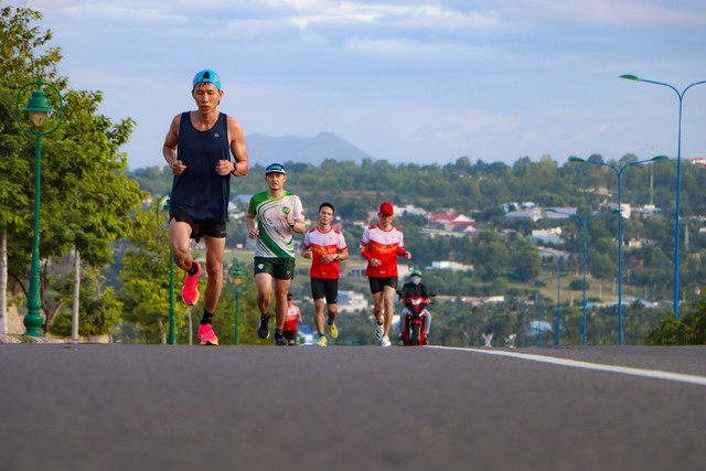 Vì sao VĐV phải bỏ tiền mua ảnh ở giải Phan Thiết Marathon 2023? - Ảnh 2.