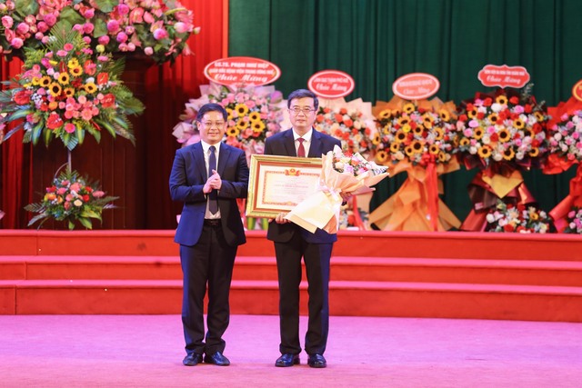 Nhiều cá nhân, tập thể ĐH Y Dược Huế được T.Ư tặng bằng khen - Ảnh 2. Nhiều cá nhân, tập thể ĐH Y Dược Huế được T.Ư tặng bằng khen - Ảnh 2.