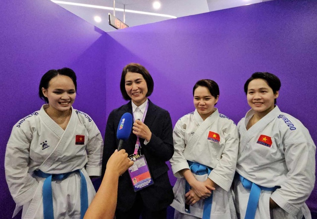 Karate đồng đội nữ đoạt HCV ASIAD 19: Vỡ òa niềm vui - Ảnh 3.