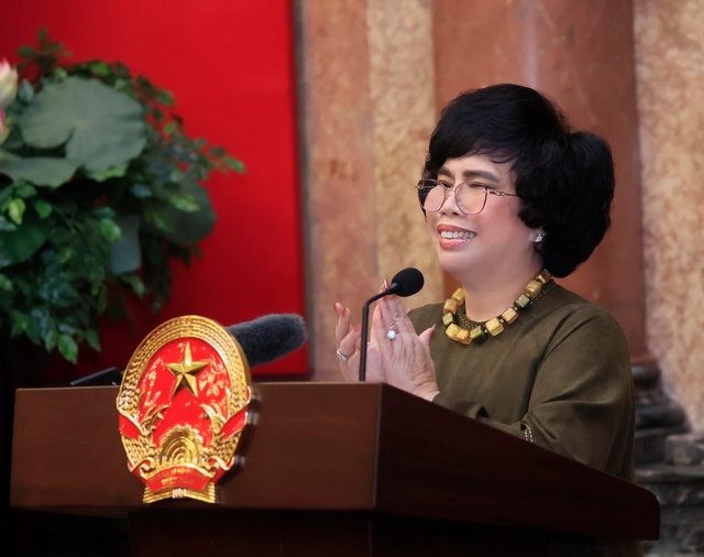 Anh hùng lao động Thái Hương báo cáo các hoạt động của VAWE với Chủ tịch nước Võ Văn Thưởng
