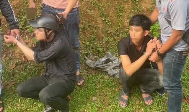 Quảng Ngãi: Bắt hai nghi phạm dùng súng bắn hai nữ lao công khi đang quét rác - Ảnh 1.