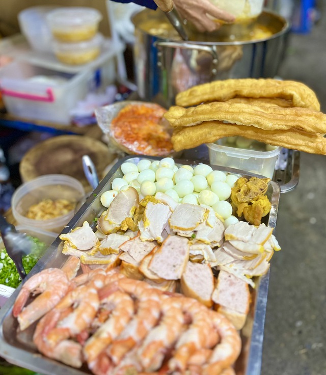 Khách quốc tế thích trải nghiệm ẩm thực đường phố cùng sinh viên Việt - Ảnh 3.