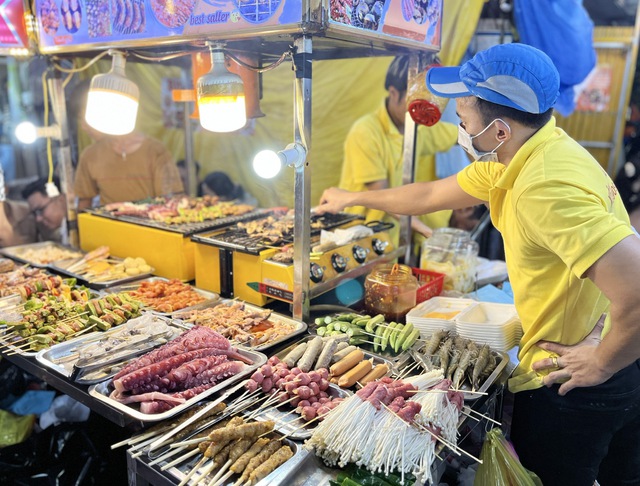 Khách quốc tế thích trải nghiệm ẩm thực đường phố cùng sinh viên Việt - Ảnh 1.