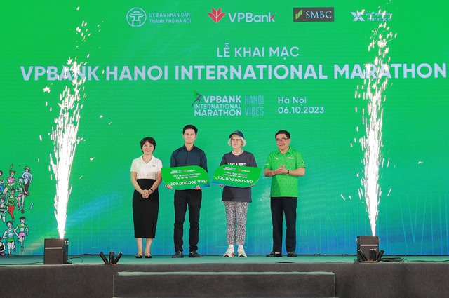 Gần 11.000 vận động viên tham gia giải chạy quốc tế VPBank Hanoi International Marathon 2023 - Ảnh 2. Gần 11.000 vận động viên tham gia giải chạy quốc tế VPBank Hanoi International Marathon 2023 - Ảnh 2.