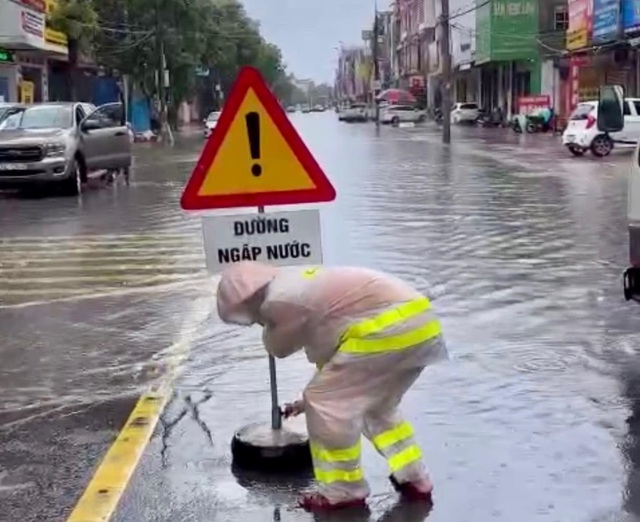 Nhiều tuyến phố ở TP.Hà Tĩnh bị ngập do mưa lớn - Ảnh 4.