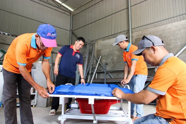 Làm giường y tế đa năng tặng bệnh nhân nghèo - Ảnh 1. Làm giường y tế đa năng tặng bệnh nhân nghèo - Ảnh 1.