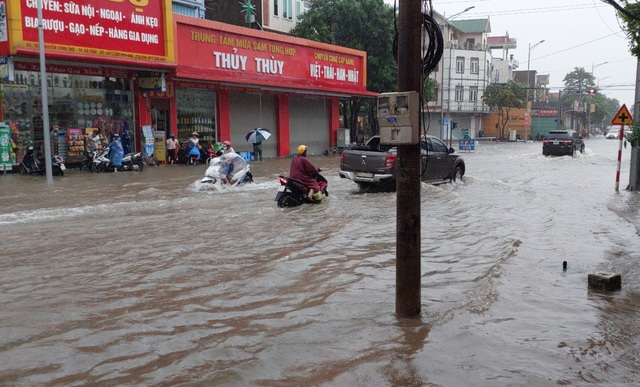 Nhiều tuyến phố ở TP.Hà Tĩnh bị ngập do mưa lớn - Ảnh 1.