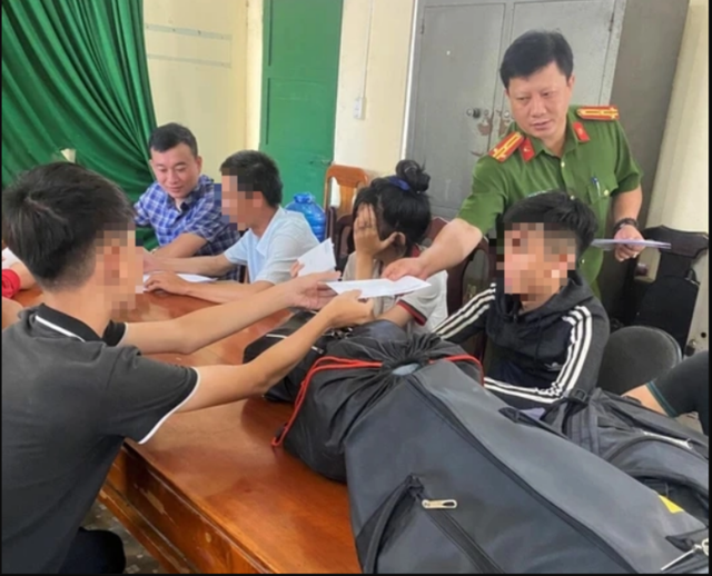 10 nạn nhân của bẫy 'việc nhẹ lương cao' về quê, khó xử lý người 'cầm đầu' - Ảnh 1. 10 nạn nhân của bẫy 'việc nhẹ lương cao' về quê, khó xử lý người 'cầm đầu' - Ảnh 1.