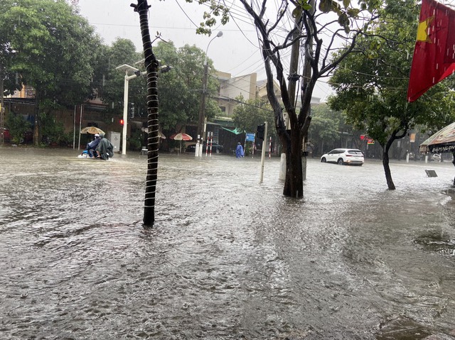 Nhiều tuyến phố ở TP.Hà Tĩnh bị ngập do mưa lớn - Ảnh 2.