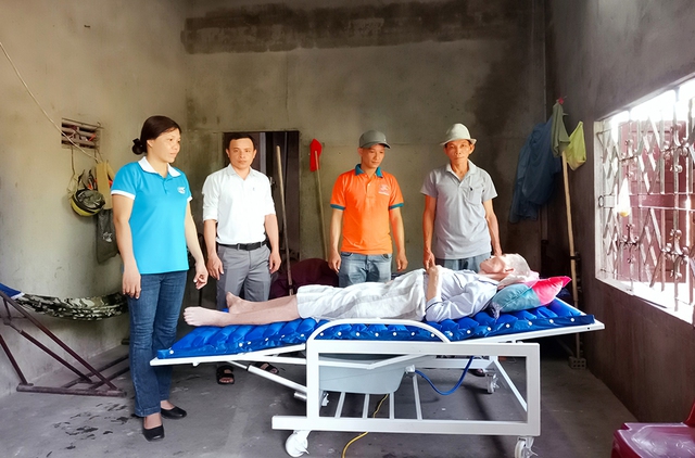 Làm giường y tế đa năng tặng bệnh nhân nghèo - Ảnh 2. Làm giường y tế đa năng tặng bệnh nhân nghèo - Ảnh 2.