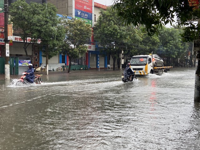 Nhiều tuyến phố ở TP.Hà Tĩnh bị ngập do mưa lớn - Ảnh 3.