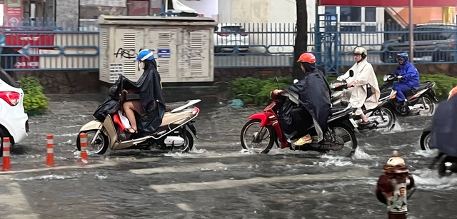 Tại sao phải sử dụng kem chống nắng khi trời mưa? - Ảnh 2.