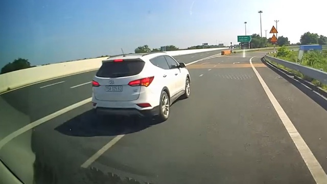 Tài xế liều lĩnh, dừng ô tô giữa ngã rẽ trên cao tốc để… dò đường - Ảnh 2. Tài xế liều lĩnh, dừng ô tô giữa ngã rẽ trên cao tốc để… dò đường - Ảnh 2.