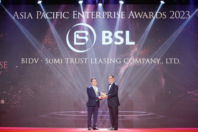 Đại diện BSL nhận giải thưởng &quot;Fast Enterprise Award - Doanh nghiệp tăng trưởng nhanh&quot;