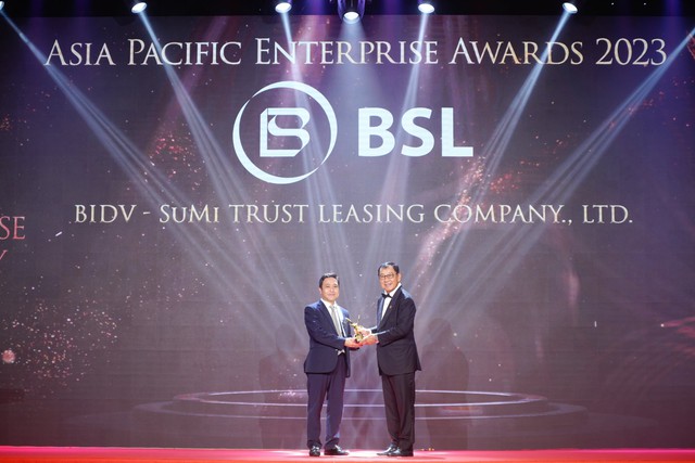 Đại diện BSL nhận giải thưởng &quot;Fast Enterprise Award - Doanh nghiệp tăng trưởng nhanh&quot;