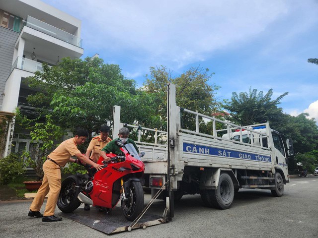 Ngọc Trinh lái mô tô thả 2 tay, nằm trên yên xe: CSGT tạm giữ 2 xe, phạt hàng loạt lỗi - Ảnh 2.