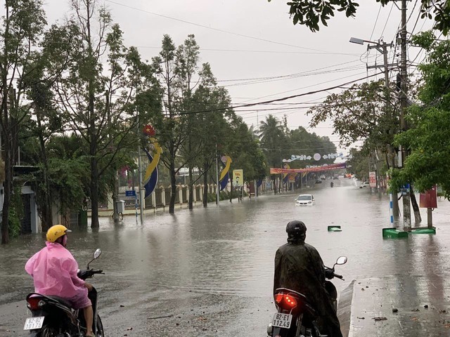 Thành phố Kon Tum ngập sâu do mưa lớn - Ảnh 4.