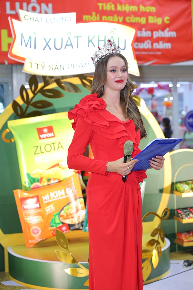 Hoa hậu Ba Lan 2022 đội vương miện đi tiếp thị mì gói Việt Nam - Ảnh 2.