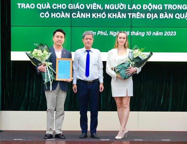 Hoa hậu Ba Lan 2022 đội vương miện đi tiếp thị mì gói Việt Nam - Ảnh 4.