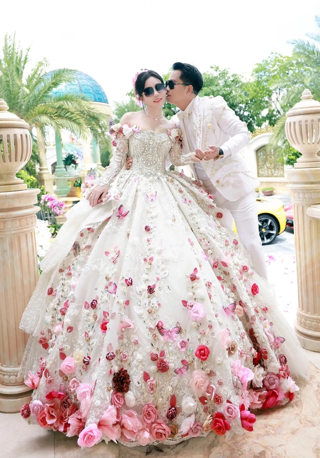 Ấn tượng với chiếc váy dạ hội làm từ 9.999 đóa hồng và ngàn viên kim cương - Ảnh 4.